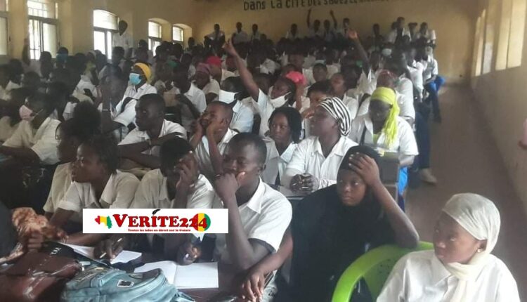 Des élèves du Lycée 2 octobre