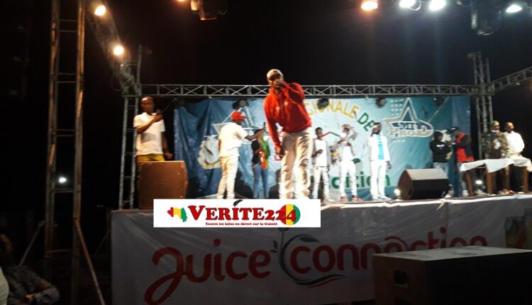 Djani Alpha sur le podium lors de la foire régionale de Labé