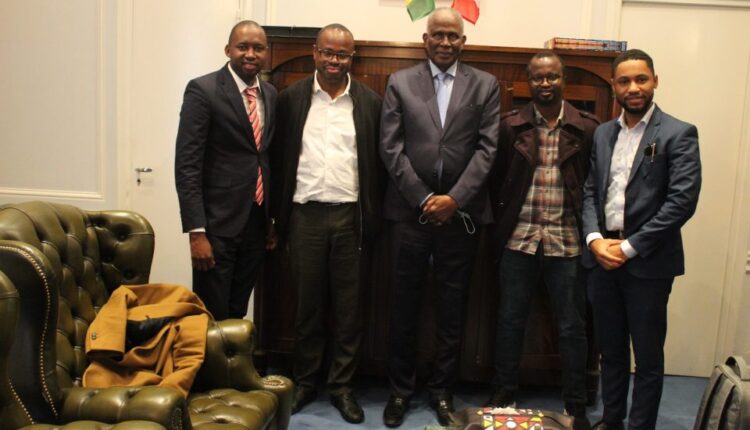 L'ambassadeur Amara Camara avec des membres de la Coordination des associations guinéenne de France (CAGF)