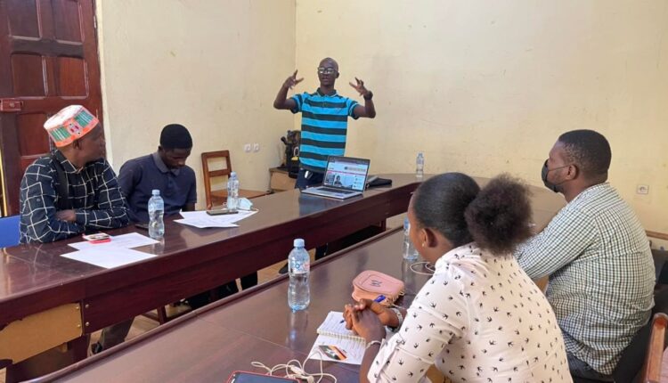 Sally Billaly Sow avec des citoyens et journalistes lors de l'élaboration la stratégie de communication de la Mairie de Labé