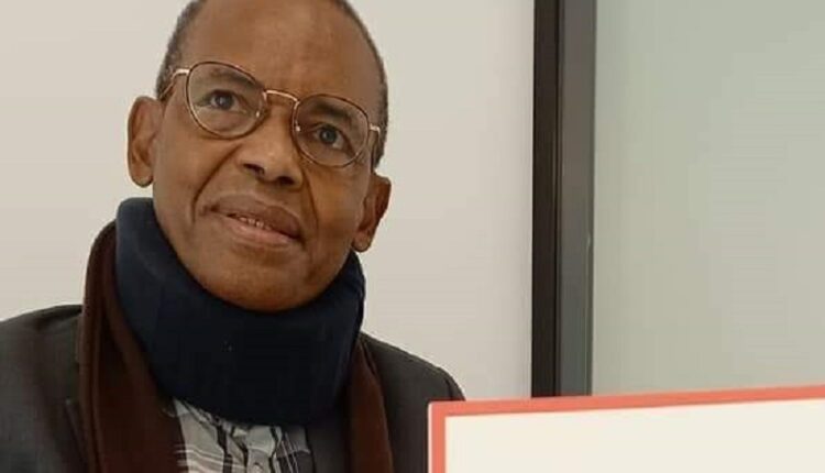 Tierno Monénembo tient en main son nouveau roman Saharienne indigo