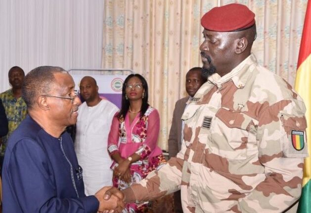 Le colonel Mamadi Doumbouya avec son premier ministre Mohamed Béavogui