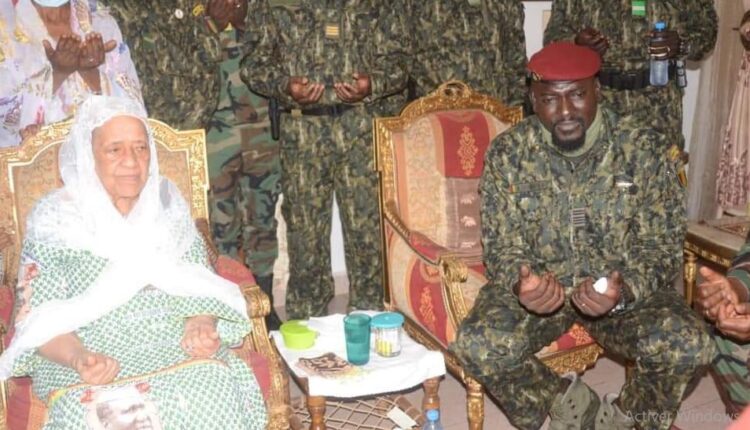 Le colonel Mamadi Doumbouya chez Hadja André Touré quelques semaines après le coup d'Etat du 5 septembre