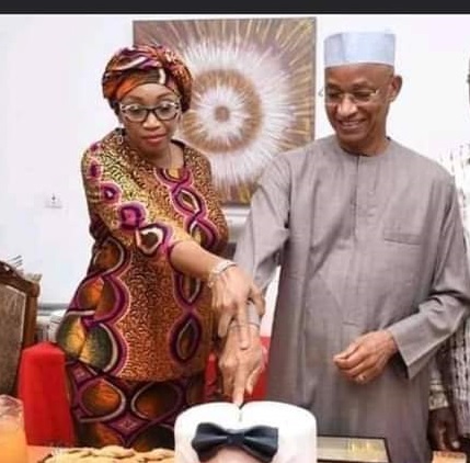 Cellou Dalein Diallo coupe son gâteau d'anniversaire avec Hadja Halimatou Dalein Diallo