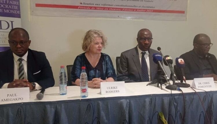 Des émissaires du NDI lors d'une conférence de presse