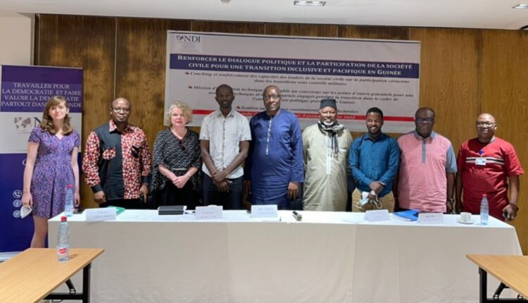 Des membres d'une délégation de NDI rencontrent le FNDC