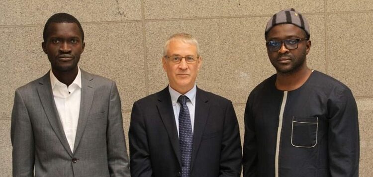 Sékou Koundouno et Foniké Mengué avec un représentant de l'Union européenne