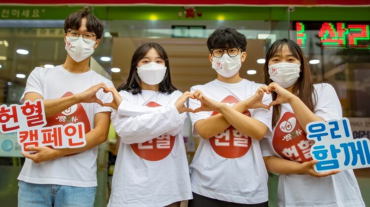 Youth_members_of_Shincheonji_Church_of_Jesus_are_posed_to_ask_participation