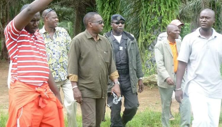 Antonio Souaré lors d'une visite sur le terrain devant abriter son académie de football