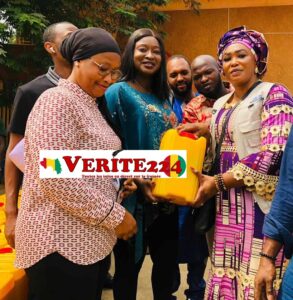 Remise officielle et symbolique d'un bidon d'un 20 litre d'huile de madame Diallo Hawa Barry, membre du bureau du Conseil des guinéens aux États-Unis