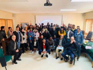 Dr. Ibrahima Diogo Diallo entouré des membres du jury, du personnel d'encadrement et des amis. jpg