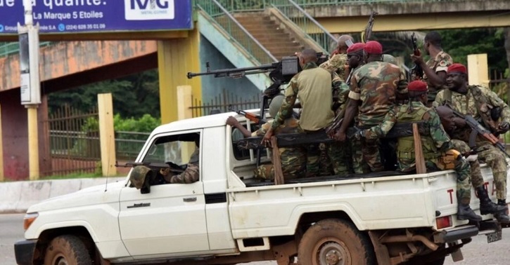 Des militaires bérets rouges paradent dans le centre-ville de Kaloum