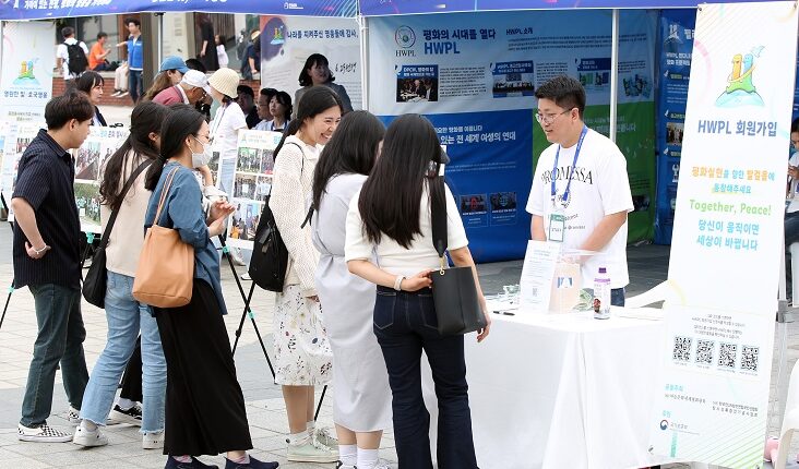 Des jeunes en train de signer pour devenir membres de HWPL pour la paix