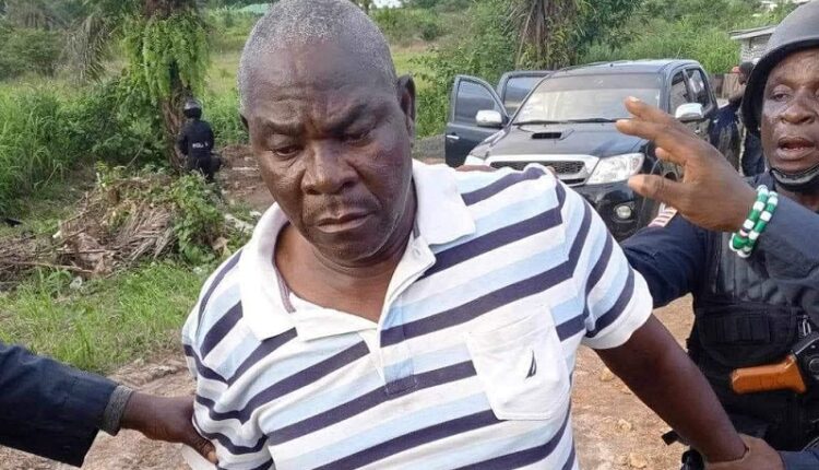 Le colonel Claude Pivi visiblement très affaibli tenu par des policiers lors de son arrestation