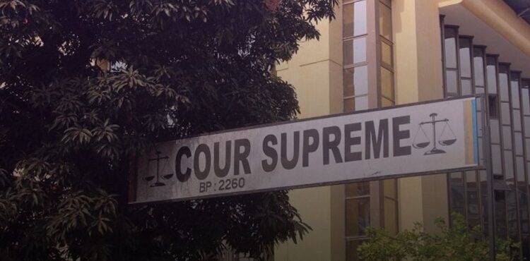 A l'entrée de la Cour suprême