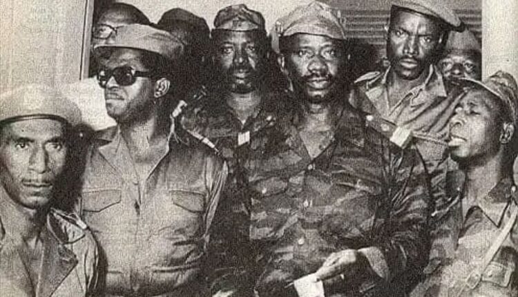 Lansana Conté, Diarra Traoré et plusieurs officiers après le coup d'Etat de 4 avril 1984