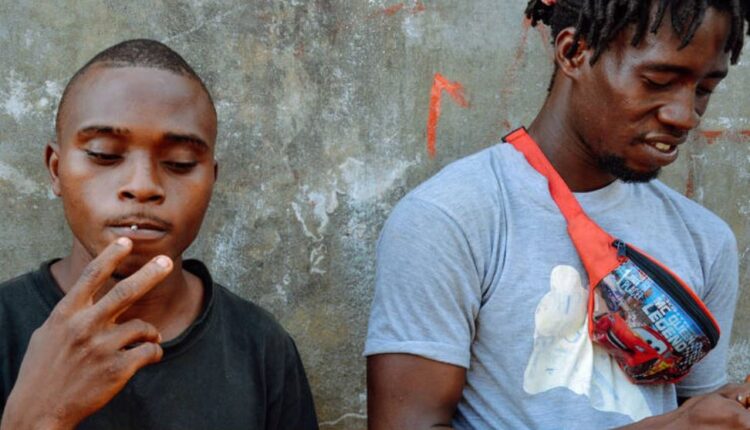 Deux jeunes filmés en train de fumer de la drogue kush