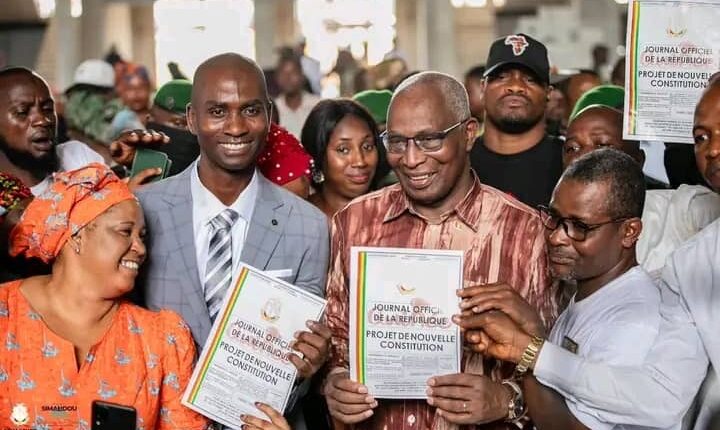 Bah Oury avec Baba Alimou et certains jeunes de l'axe