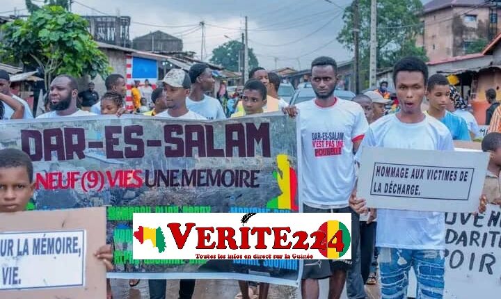 Des jeunes rendent hommages aux victimes de l'éboulement des déchets de la décharge de Dar-Es-Salam