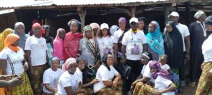 Le capitaine Mohamed Lamine Camara avec des femmes membres du mouvement de soutien au CNRD pour la paix et le Développement de Labé