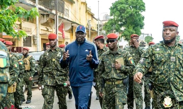 Mamadi Doumbouya avec ses gardes de corps dans les rues de Kaloum