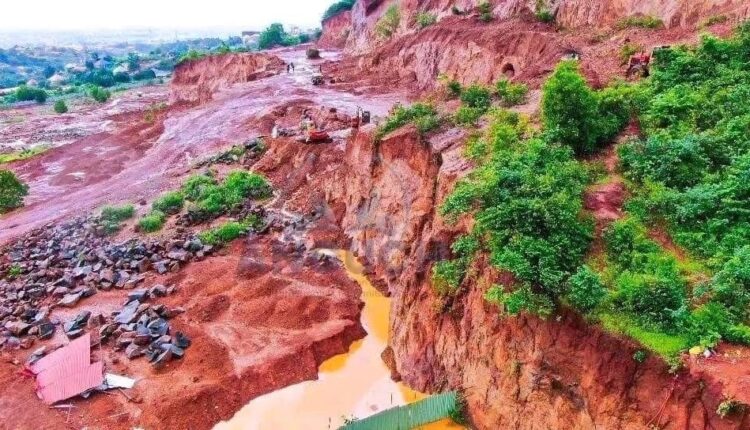 Sur le site d'éboulement à Maneyah