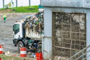 Un camion de transport de déchets