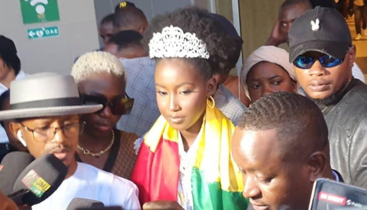 Youssouf Baldé dit Yuyu accueillie par des fans après son sacre