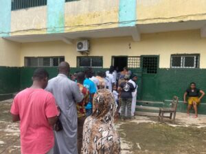 Des citoyens votent au bureau de Koumba Diawara pour le scrutin référendaire en Guinée 