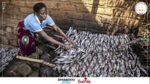 Une femme fumeuse de poisson