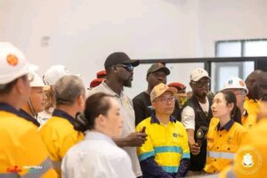 Le Général Doumbouya avec des partenaires Chinois