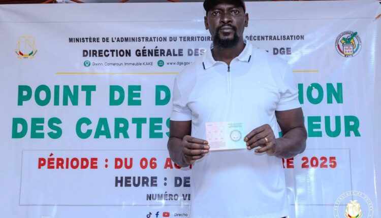 Doumbouya et sa carte d'électeur