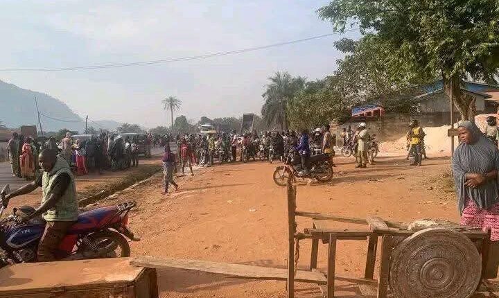 Un groupe d'individu manifeste après le meurtre de deux élèves