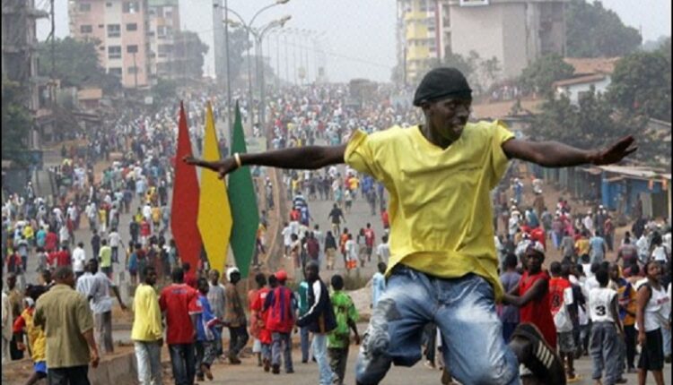 Des jeunes manifestants à Bambéto le 22 janvier 2007, le jour où l'armée a réprimé dans le sang la manifestation contre le régime de Lansana Conté