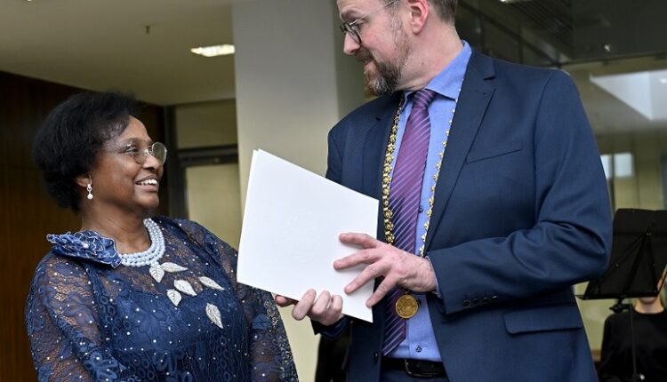 Dr. Pierrette Herzberger-Fofana et Dr. Florian Janik, Maire de la ville d’Erlangen ©service de presse de la mairie d’Erlangen