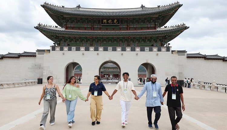 17 sept. Les participants posent pour une photo au palais de Gyeongbokgung.