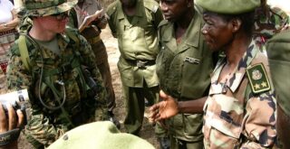 Le Général Kaba 43 Camara avec des militaires guinéens lors d'un entraînement avec des instructeurs occidentaux (image d'illustration)