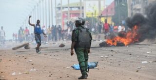 Face à face tendu entre des manifestants et un gendarme lors d'une manifestation à Conakry