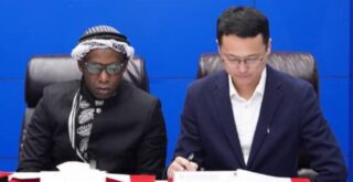 Elhadj Koita lors de la signature avec un des partenaires