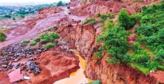 Sur le site d'éboulement à Maneyah