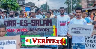 Des jeunes rendent hommages aux victimes de l'éboulement des déchets de la décharge de Dar-Es-Salam