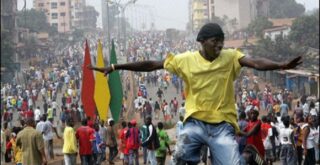 Des jeunes manifestants à Bambéto le 22 janvier 2007, le jour où l'armée a réprimé dans le sang la manifestation contre le régime de Lansana Conté