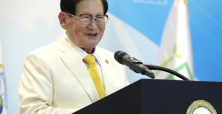 Le président Lee du HWPL en train de prononce un discours lors de la 8e commémoration annuelle du DPCW