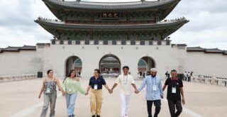 17 sept. Les participants posent pour une photo au palais de Gyeongbokgung.