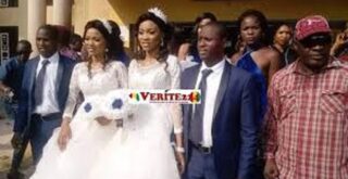 Alhassane Condé, Alhousseine Condé, Mama Aissata Sylla et M'mah Binta Sylla devant l'entrée de la mairie